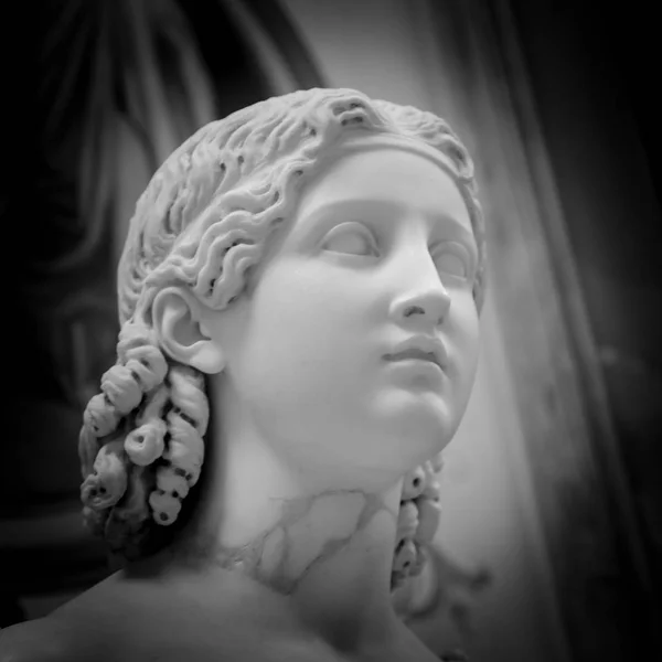 Cabeça de mármore branco de mulher jovem — Fotografia de Stock