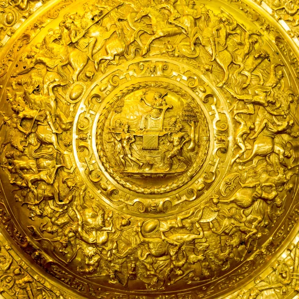 Belo escudo antigo com inscrições — Fotografia de Stock