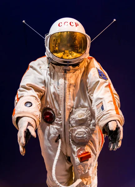 San Petersburgo, Rusia - 13 de mayo de 2017: Traje espacial de astronauta ruso en el museo espacial de San Petersburgo — Foto de Stock