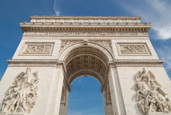 Arco do Triunfo em Paris sob o céu com nuvens — Fotografia de Stock