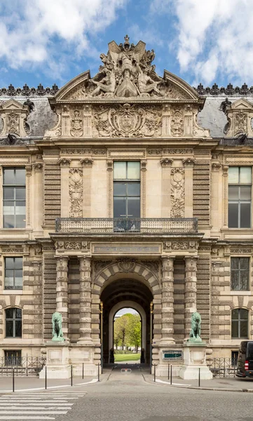 Paris, França - 28 de março de 2017: Paris - Fragmentos arquitetônicos do edifício do Louvre. Museu do Louvre é um dos maiores e mais visitados museus do mundo — Fotografia de Stock
