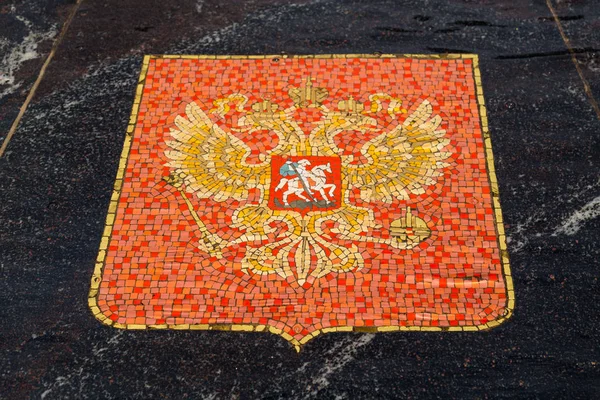 ハンザ同盟の噴水で表される、ロシアの紋章付き外衣 — ストック写真