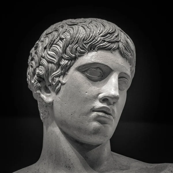 Head and shoulders detail of the ancient sculpture — Stock Photo, Image