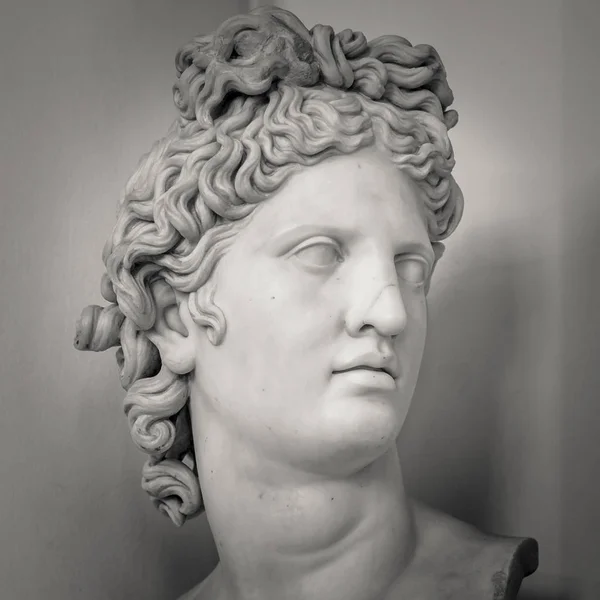 Detalle de cabeza y hombros de la antigua escultura —  Fotos de Stock