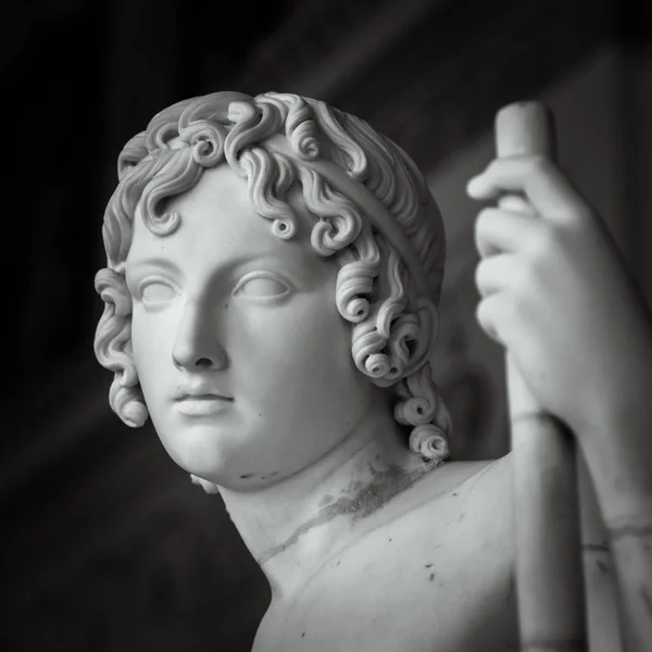 Детали головы и плеч древней скульптуры — стоковое фото
