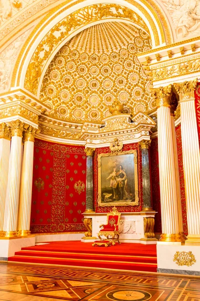 Αγία Πετρούπολη, Ρωσία - 12 Μαΐου 2017: Βασιλικό θρόνο, εσωτερικό του Ερμιτάζ, ένα Μουσείο της τέχνης και του πολιτισμού στην Αγία Πετρούπολη, Ρωσία. — Φωτογραφία Αρχείου