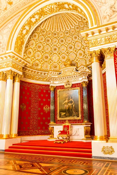 Saint Petersburg, Russia - May 12, 2017: Royal throne, Interior of the State Hermitage, a museum of art and culture in Saint Petersburg, Russia. — Stock Photo, Image