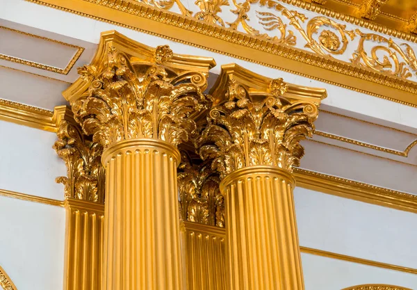 Верхняя часть колонн в греческом стиле с золотым верхом — стоковое фото