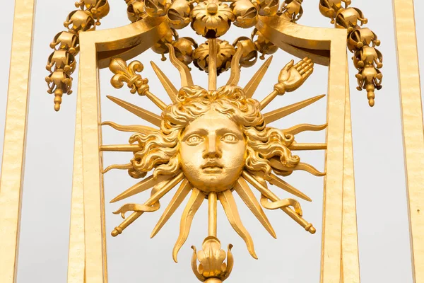 Das goldene Tor des Palastes von Versailles, oder Chateau de Versailles, oder einfach Versailles, in Frankreich — Stockfoto