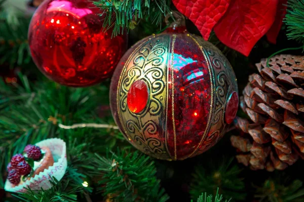 Decorazioni natalizie sui rami di abete — Foto Stock