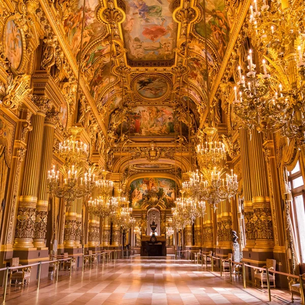 Paris, França, 31 de março de 2017: Vista interior da Ópera Nacional de Paris Garnier, França. Foi construído de 1861 a 1875 para a Ópera de Paris — Fotografia de Stock