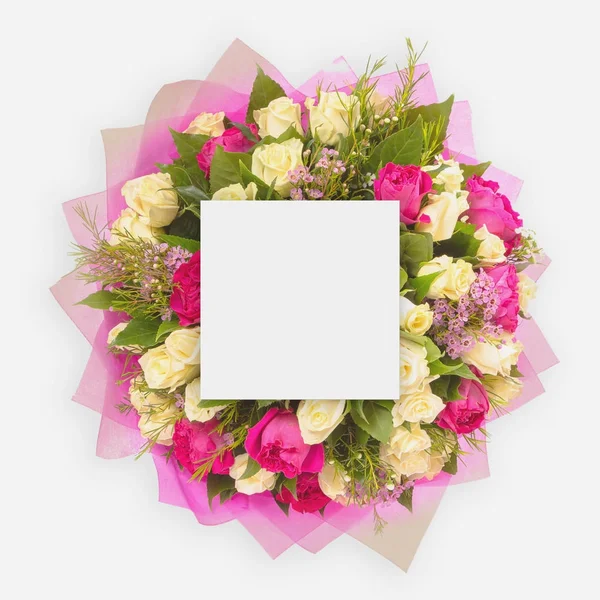Creative layout made of flowers and leaves with paper card note. Flat lay — Stock Photo, Image
