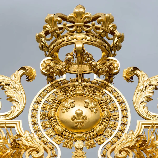 La porta d'oro della Reggia di Versailles, o Chateau de Versailles, o semplicemente Versailles, in Francia — Foto Stock