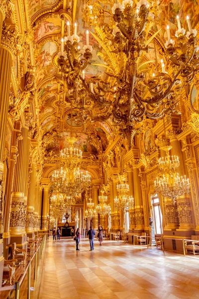 Paris, França, 31 de março de 2017: Vista interior da Ópera Nacional de Paris Garnier, França. Foi construído de 1861 a 1875 para a Ópera de Paris — Fotografia de Stock