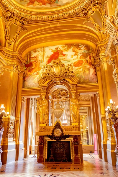 Paris, França, 31 de março de 2017: Vista interior da Ópera Nacional de Paris Garnier, França. Foi construído de 1861 a 1875 para a Ópera de Paris — Fotografia de Stock