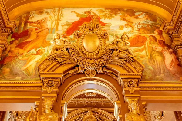Parijs, Frankrijk, 31 maart 2017: Interieur uitzicht op de Opera National de Paris Garnier, Frankrijk. Het werd gebouwd van 1861 tot 1875 voor het Parijse Opera huis — Stockfoto
