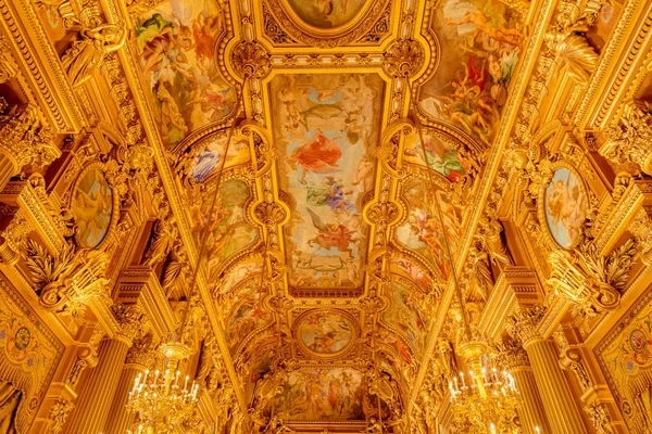 Paryż, Francja, 31 marca 2017: Wnętrze Opery Narodowej w Paryżu Garnier, Francja. Został zbudowany w latach 1861-1875 dla Opery Paryskiej. — Zdjęcie stockowe