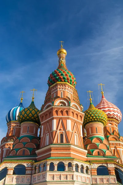 The most famous architectural place for visiting and attraction in Moscow, Russia, Saint Basils cathedral with colorful cupolas and spectacular domes in traditional culture on cloudy blue sky — Stock Photo, Image