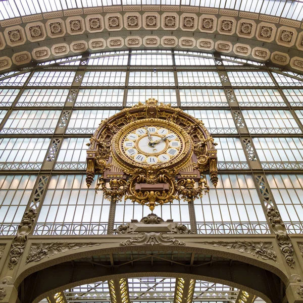 Париж, Франция, 28 марта 2017: Золотые часы музея DOrsay.The Musee dOrsay is a museum in Paris, on the left bank of the Seine — стоковое фото