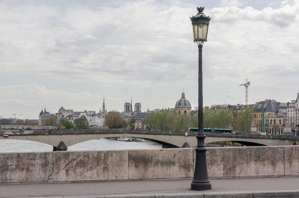 Paris köprüsünde sokak lambası — Stok fotoğraf