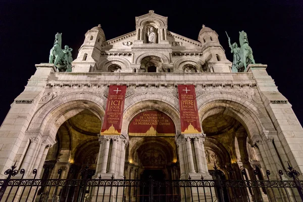 Paris, Fransa, 28 Şubat 2017: Basilica of Sacre Coeur gece, Paris, Fransa — Stok fotoğraf