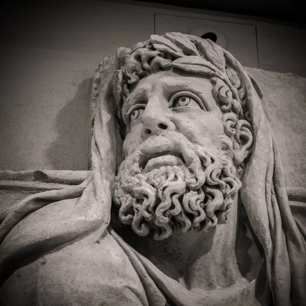고대 조각품의 머리와 어깨 세부 묘사 — 스톡 사진