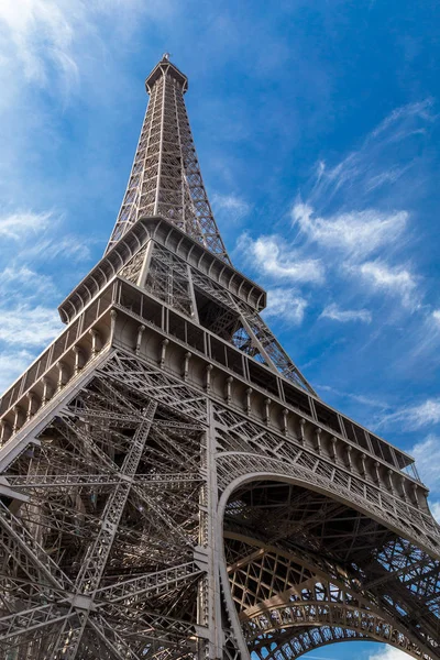 Eiffelturm in Paris, Frankreich bei blauem Himmel — Stockfoto