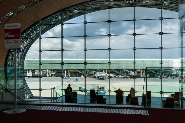 Paris, Frankrike, April 1 2017: Tittar ut ett stort ellipsoid fönster på Charles De Gaulle flygplats — Stockfoto