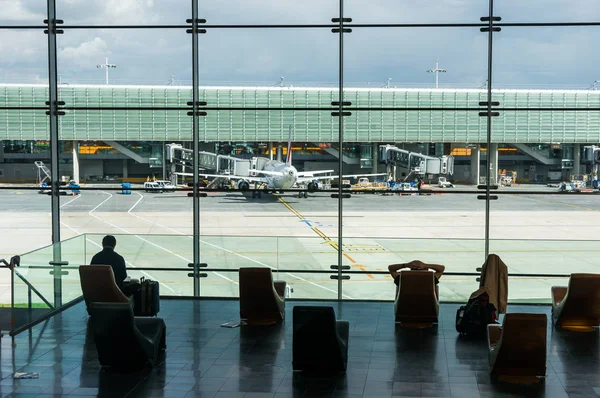 Paris, Frankrike, April 1 2017: Tittar ut ett stort ellipsoid fönster på Charles De Gaulle flygplats — Stockfoto