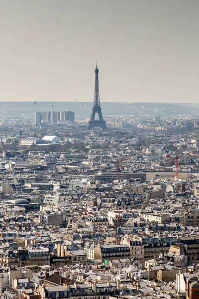Toits de Paris avec tour Eiffel d'en haut, France — Photo