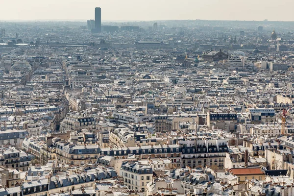 上、フランスからのエッフェル塔とパリ市屋根のスカイライン — ストック写真