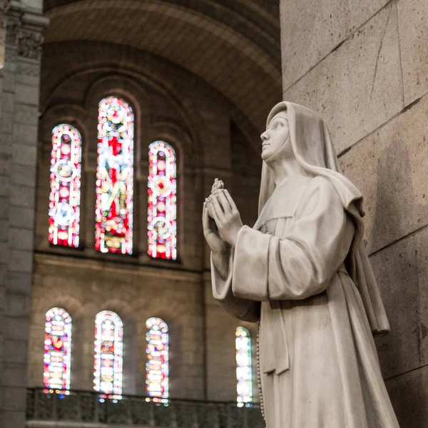 Paris, Fransa, 26 Mart 2017: İç Roma Katolik Kilisesi ve küçük Sacre-Coeur Bazilikası'na — Stok fotoğraf