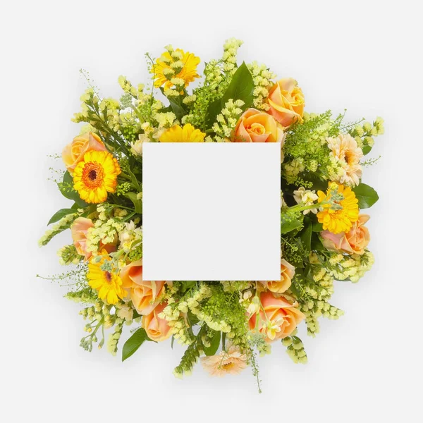 Diseño creativo con flores de colores, hojas y nota de tarjeta de espacio de copia. Puesta plana . — Foto de Stock