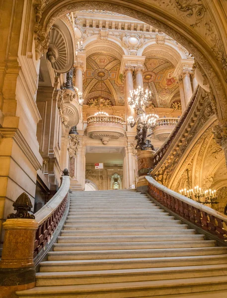 París, Francia, 31 de marzo de 2017: Vista interior de la Ópera Nacional de París Garnier, Francia. Fue construido entre 1861 y 1875 para la Ópera de París. —  Fotos de Stock