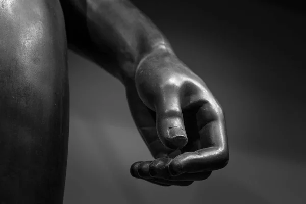 Детали металлической статуи человеческой руки — стоковое фото