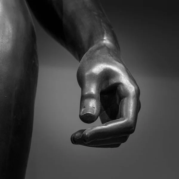 Detalhe de estátua de metal da mão humana — Fotografia de Stock