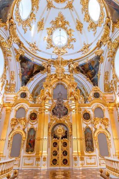 Saint Petersburg, Federacja Rosyjska - 12 maja 2017: Wnętrze Pałacu Zimowego Państwa Ermitażu w Sankt Petersburgu, Hermitage jest jednym z największych muzeów sztuki i kultury na świecie — Zdjęcie stockowe
