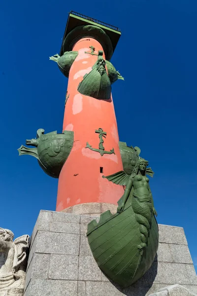 Colonne rostrale sur la flèche de l'île Vassilievski à Saint-Pétersbourg — Photo