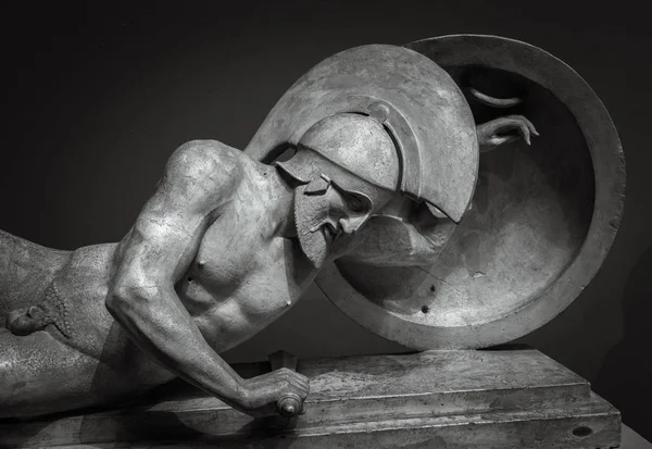 Muž v helmě řecké sochařství starověkého válečníka — Stock fotografie