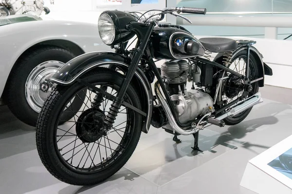 München, Duitsland - 10 maart 2016: Motorfiets in Museum presenteerde bmw Welt in Munchen zowel nieuwe modellen als oude Bmw-auto's — Stockfoto