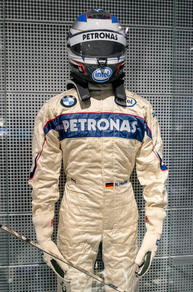 Munique, Alemanha - 10 de março de 2016: Fato de Fórmula 1 do piloto de carros de corrida BMW vestindo couro protetor e capacete — Fotografia de Stock