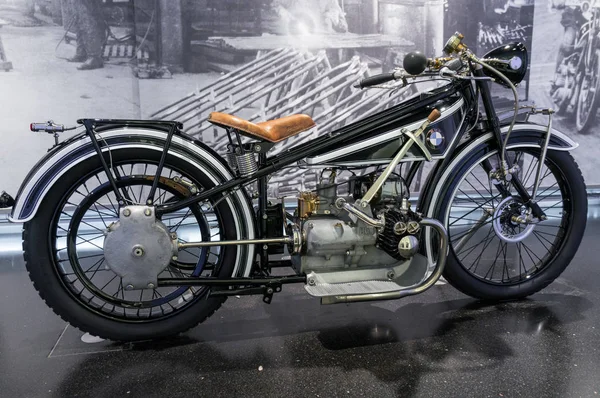 Munich, Allemagne - 10 mars 2016 : Moto au Musée BMW Welt à Munchen a présenté à la fois les nouveaux modèles et les anciennes voitures BMW — Photo