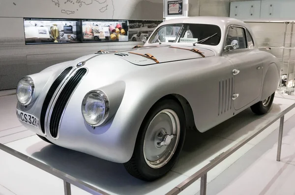 Mnichov, Německo – 10. března 2016: Displej Bmw třídy coupe na Bmw Welt v Mnichově, Německo — Stock fotografie