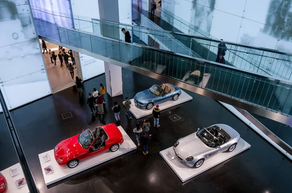 Monachium, Niemcy - 10 marca 2016: Kolekcja klasycznych samochodów na wystawie w Muzeum Bmw — Zdjęcie stockowe