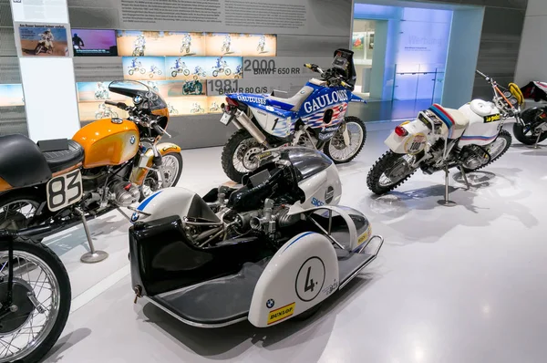 Múnich, Alemania - 10 de marzo de 2016: Motocicleta clásica en el Museo BMW y Welt en Múnich — Foto de Stock