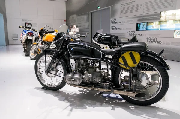 Múnich, Alemania - 10 de marzo de 2016: Motocicleta clásica en el Museo BMW y Welt en Múnich — Foto de Stock