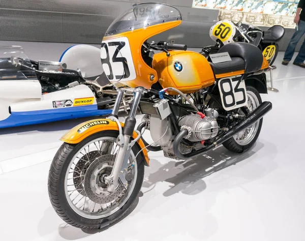 Múnich, Alemania - 10 de marzo de 2016: Motocicleta clásica en el Museo BMW y Welt en Múnich —  Fotos de Stock