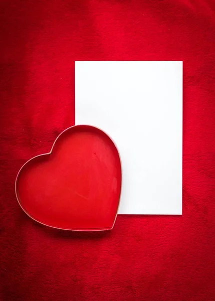Tarjeta de felicitación vacía de San Valentín con corazones rojos —  Fotos de Stock