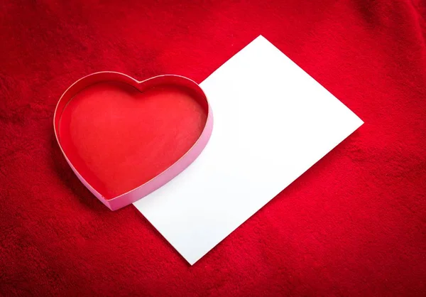 Tarjeta de felicitación vacía de San Valentín con corazones rojos —  Fotos de Stock