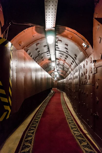 Túnel em Bunker-42, instalação subterrânea anti-nuclear construída em 1956 como posto de comando das forças nucleares estratégicas da União Soviética a uma profundidade de 65 metros sob a Praça Taganka — Fotografia de Stock